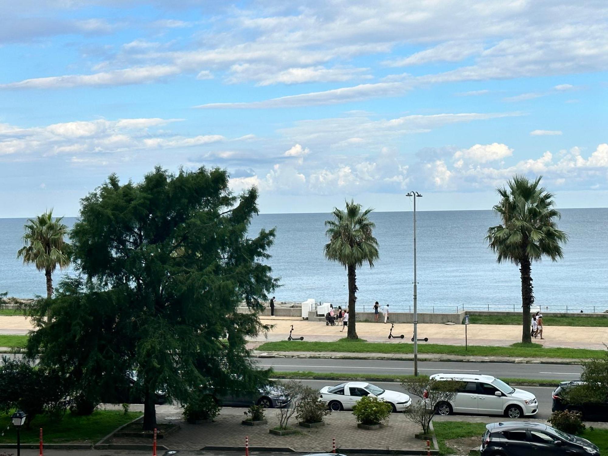 Liana Sea & Sky Suites Батуми Экстерьер фото